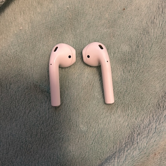 Apple AirPods (1st generation) with charging case and grey silicon cover. - Picture 7 of 13
